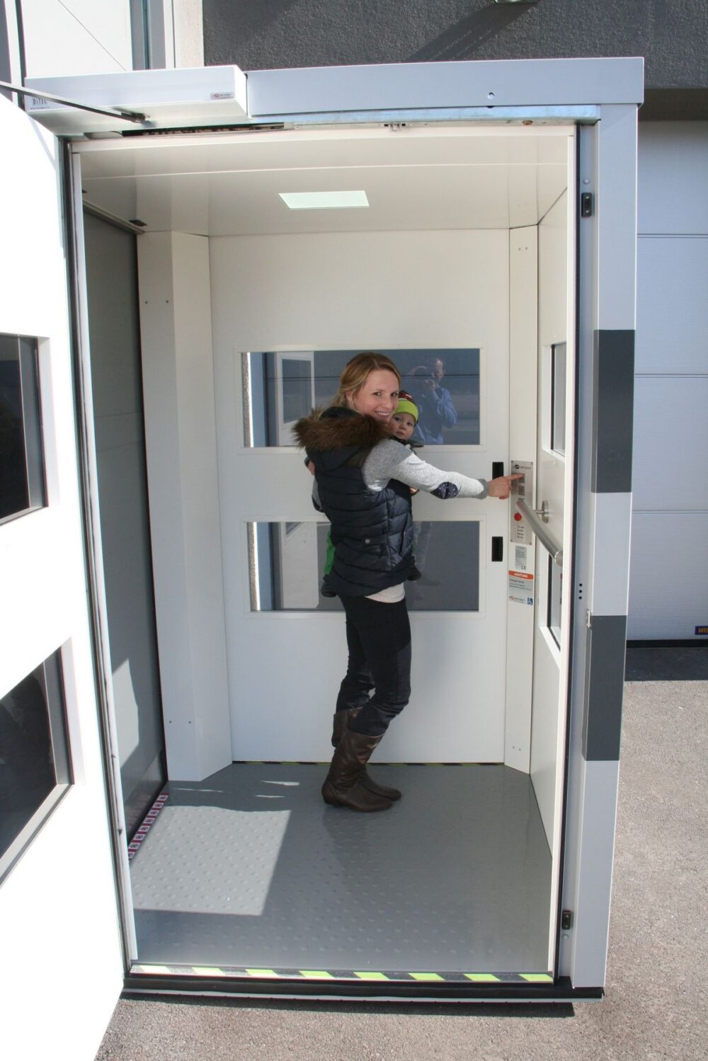 POMŮCKOV svislá zdvihací plošina QuattroPorte