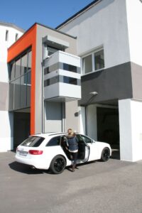 POMŮCKOV svislá zdvihací plošina QuattroPorte