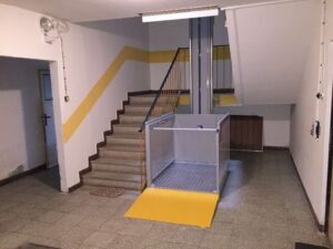POMŮCKOV svislá zdvihací plošina VPM pro imobilní osoby používající invalidní vozík