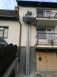 POMŮCKOV svislá zdvihací plošina VPM pro imobilní osoby používající invalidní vozík